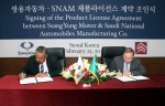 쌍용자동차 서울사무소에서 열린 제품 라이선스 체결식에서 쌍용자동차 최종식 대표이사(사진 오른쪽)와 SNAM 파드 알도히시 대표 이사가 계약서에 서명하고 있다