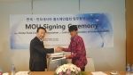 한국식품콜드체인협회 회장 정명수와 인도네시아콜드체인협회 회장 Hasanuddin Yasni이 MOU체결 후 기념촬영을 하고있다