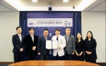 왼쪽에서 세 번째부터 이재영 한국의학연구소 대표, 박민수 연세의료원 산학협력단장, 지선하 연세대 보건대학원 교수가 협약서에 서명 후 기념촬영을 하고 있다