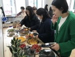 광주광역시 청소년삶디자인센터가 상반기 다채로운 프로그램을 선보인다. 사진은 매주 목요일에 열리는 도심 속 밥상공동체 모두의 점심