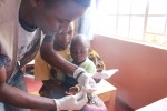 말라위 구물리라 마을의 희망보건소에서 말라리아 검사를 받고 있는 아동
