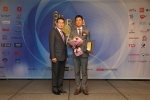 2017 Korea Top Brand Awards 시상식에서 혁신브랜드 대상을 수상한 레전드야구존 김병준 대표(오른쪽)