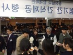 코리아텍 김기영 총장은 20일 오후 교내 학생식당에서 중간고사 시험을 보는 학생들을 위해 간식을 제공했다