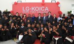 에티오피아 LG-KOICA 희망직업훈련학교에서 열린 졸업식에서 학생들과 관계자들이 기념촬영을 하고 있다.