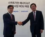 삼성전자와 한국전력공사는 스마트가전을 활용해 소비자들의 전기요금 부담을 줄이는 에너지 피크 관리 시범사업을 위한 에너지 IoT 사업 협력 양해각서를 27일 경기도 수원에 위치한 삼