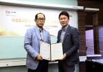 우국종 레젤홈쇼핑 대표이사(왼쪽)와 조성룡 티컴즈 대표이사가 인도네시아 레젤홈쇼핑 본사에서 상호협력을 위한 업무협약을 체결하고 있다