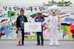 동양생명 HR팀 원진희 팀장(사진 중앙)이 한국백혈병어린이재단 서선원 사무처장(사진 왼쪽)과 소아암 치료 중인 어린이에게 후원금을 전달하고 있다