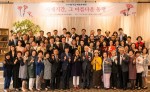 5월 11일 한국교직원공제회가 개최한 스승의 날 기념행사에서 문용린 한국교직원공제회 이사장 및 참석자들이 기념촬영을 하고 있다