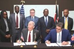주 케냐 미국 대사 로버트 고덱이 USTDA를 대표하여 Xago Africa 상무이사 폴 웹과 함께 기술지원 계약에 서명하고 있다