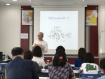 모금홍보 교육을 진행하고 있는 가치혼합연구소 김재춘 소장