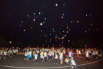 국립평창청소년수련원 캠프파이어장에서 2017 둥근세상만들기 캠프 참가자들이 풍선에 소원을 적어 날리고 있다