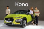 현대자동차가 첫 글로벌 소형 SUV 코나를 세계 최초로 공개하고 코나를 시작으로 2020년까지 SUV 라인업을 대폭 확대하겠다는 중장기 SUV 상품 전략을 발표했다