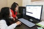 서울 서대문구에 위치한 새로핌지역아동센터 아이들이 희망이음에서 지원한 교육용 PC를 통해 온라인 교육 콘텐츠를 이용하고 있다