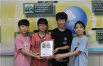 서울보라매초등학교가 희망사과나무 사랑의 동전 모으기 캠페인에 동참해 모금액을 전달했다. 사진은 희망나눔증서를 받은 서울보라매초 학생대표