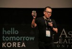 울랄라랩 김승현 이사가 자체 개발한 IoT 디바이스 위콘을 설명하고 있다