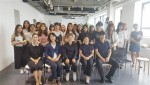 수원여자대학교가 중국 절강이공대서 패션 실무 프로그램 실시했다. 사진은 패션기업 실무 프로세스 현장 체험에서 학생들이 단체사진을 찍고 있다