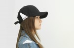 듀카이프가 아시안 핏을 적용한 모자인 플렉스 앵글 시리즈를 선보인다. 모자 측면에 배치한 삼각형 모양의 신축성 원단과 모자 내부의 E-Band는 최적의 착용감을 제공한다