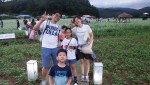 2017년 가족캠프 프로그램 중 제18회 효석문화제에 참가한 가족이 메밀꽃밭에서 기념사진을 촬영하고 있다