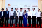 8월 25일 박재홍 KB국민은행 글로벌사업본부장(왼쪽부터 네번째), 응우엔 쑤언 타잉(Nguyen Xuan Thanh) 베트남 총리실 차관(왼쪽부터 다섯번째) 및 참석자들이 베트남
