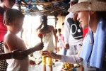 한국청소년연맹 글로벌청년봉사단원이 필리핀 현지 아이들에게 선물을 전달하고 있다