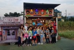 지역 문화 축제인 효석문화제에 참가한 가족들이 추억의 DJ박스 앞에서 사진 촬영을 하고 있다