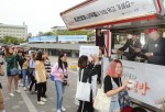 천원의 밥상 행사를 진행하고 있는 한국외대 회기캠퍼스
