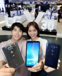 LG전자가 LG V30의 특장점을 직접 체험하는 기회를 마련하고 새로운 TV 광고를 공개하는 등 사전 인기몰이에 나선다