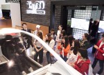국내 거주 외국인 유학생들이 현재관에서 VR 기기를 통해 자율 주행 체험을 하고 있다