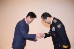 신일산업 하태빈 상무(왼쪽)가 이주민 인천경찰청장(오른쪽)에게 경찰의 날 감사장을 수상하고 있다