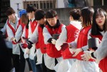 한국청소년연맹 임직원 및 한울회 대학생봉사자들이 사랑의 연탄을 배달하고 있다