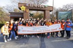 오렌지 플랜트 스쿨 2차 현장 체험에 참여한 초등학생 30명이 단체 사진을 촬영하고 있다
