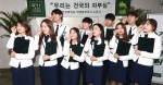 건국대 학생홍보대사 건우건희 19기 수료식에서 2년간 캠퍼스투어와 입시설명회 등 학교 홍보활동을 해온 홍보대사 학생들이 수료증을 받은 후 기념촬영을 하고 있다