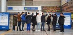 중도입국청소년들이 도라산역에서 평양가는 열차를 기대하며 평화통일을 기원하는 기념 촬영을 하