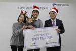 새천년카 김선호 대표 가족이 한국백혈병어린이재단 서선원 사무처장(우측)에게 헌혈증과 후원금을 전달하고 있다