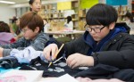 국립중앙청소년수련원 겨울방학 공예놀이터캠프 참가 청소년들이 홈패션 공예품 만들기 프로그램을 하고 있다