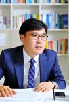 건국대학교 취창업전략처 대학일자리센터 김영봉 센터장이 29일 서울 고용노동부 서울동부지청에서 고용노동부가 주관하는 대학일자리사업을 성공적으로 운영한 공로로 고용노동부장관 표창을 수