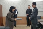 방송통신위원회 사무처장실에서 방통위 조경식 사무처장(오른쪽)으로부터 방통위원장 표창을 받고 있는 SK텔레콤 허선영 고객가치혁신실장