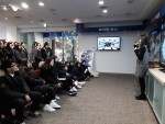 충주 서원고등학교 40여명의 학생들이 한국전자통신연구원 정보통신 체험관을 견학하고 있다