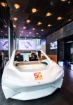 관람객이 서울 을지로에 위치한 ICT체험관 티움에서 SKT 5G 자율주행 콘셉트 차량을 체험하고 있다