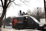 SK텔레콤 Network기술원 연구원들이 분당구청 잔디광장에 이동형 5G 인프라를 설치하고 가상화 플랫폼으로 소프트웨어를 변경하며 5G 성능을 최적화하고 있다