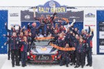 현대 월드랠리팀 선수 및 관계자들이 2018 WRC 스웨덴 랠리 시상대에서 기념 사진을 촬영하고 있다. 신형 i20 랠리카 위에서 니콜라스 질술(왼쪽)과 티에리 누빌이 우승컵을 들