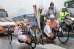 2018 평창 패럴림픽 성화봉송 주자가 성화를 봉송하고 있다