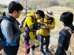 국제청소년성취포상제 탐험 활동 지도과정 전문연수에 참가한 청소년지도자들이 탐험 활동 코스설계 후 현장을 탐험하고 있다