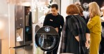 프랑크푸르트에 위치한 토네트 컨셉 갤러리 매장에서 고객이 LG 시그니처 제품을 체험하고 있다