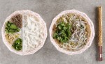 GS25 베트남 쌀국수(왼쪽은 트레이에 담긴 생토핑과 면, 오른쪽은 소스와 뜨거운 물, 토핑을 넣은 상태)