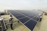 서울 관악구의 KT 구로타워 옥상에 구축된 태양광 발전소에서 KT의 에너지 전문인력들이 태양광 발전시설을 점검하고 있다