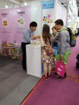 제123회 중국 수출입 상품교역회에 참가한 신아기업 담당자가 해외바이어와 상담하고 있다
