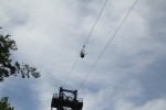 여주 챌린지어드벤처 파크에서 450m 짚라인의 짜릿한 공중 질주를 향해 15m 높이의 타워에서 출발하는 체험자
