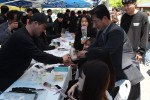 정홍섭 총장은 성년의 날을 기념하여 1300여명에게 장미꽃을 선사하며 격려했다