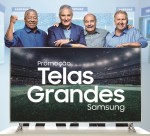 브라질 축구 영웅들이 삼성 UHD TV를 배경으로 기념 촬영을 하고 있다. 왼쪽부터 브라질 축구 영웅 자이르지뉴, 치치(현 국가대표감독), 히벨리누, 지쿠